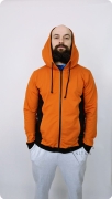 Bluza męska rozpinana ceglasta z zamkiem, kieszeniami i ściągaczami. Cięcia dekoracyjne i czarny środek kaptura. Materiał: 97% bawełna, 3% elastan.