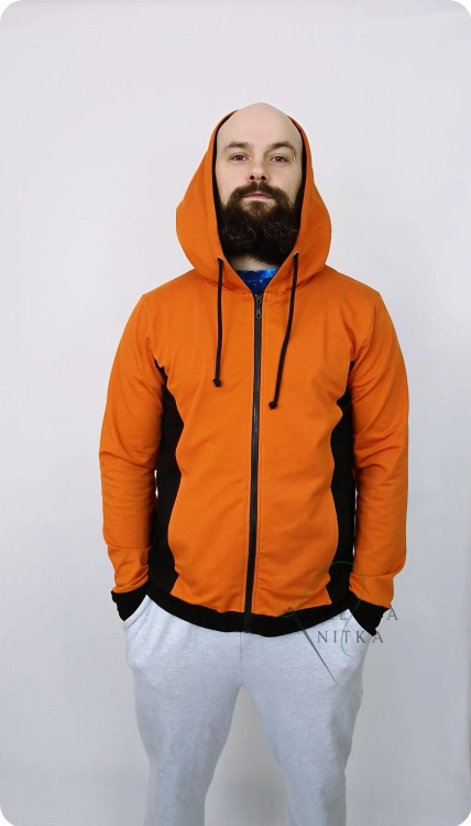 Bluza męska rozpinana ceglasta z zamkiem, kieszeniami i ściągaczami. Cięcia dekoracyjne i czarny środek kaptura. Materiał: 97% bawełna, 3% elastan.
