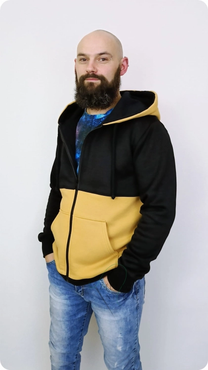 Bluza męska rozpinana czarno-miodowa (gruba) z meszkiem, kieszeniami, zamkiem i ściągaczami. Środek kaptura czarny. Materiał: 90% bawełna, 10% poliester.