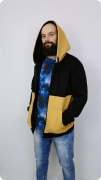 Bluza męska rozpinana czarno-miodowa (gruba) z meszkiem, kieszeniami, zamkiem i ściągaczami. Środek kaptura czarny. Materiał: 90% bawełna, 10% poliester.
