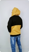Bluza męska rozpinana czarno-miodowa (gruba) z meszkiem, kieszeniami, zamkiem i ściągaczami. Środek kaptura czarny. Materiał: 90% bawełna, 10% poliester.