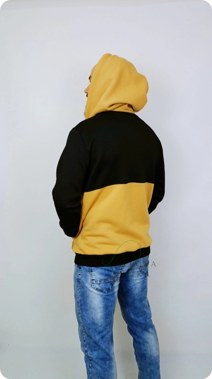 Bluza męska rozpinana czarno-miodowa (gruba) z meszkiem, kieszeniami, zamkiem i ściągaczami. Środek kaptura czarny. Materiał: 90% bawełna, 10% poliester.