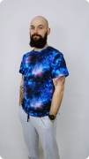 Klasyczny T-shirt męski z rękawem główkowym i dekoltem ze ściągaczem. Materiał: 97% bawełna, 3% elastan – miękki i wygodny.