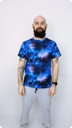 Klasyczny T-shirt męski z rękawem główkowym i dekoltem ze ściągaczem. Materiał: 97% bawełna, 3% elastan – miękki i wygodny.