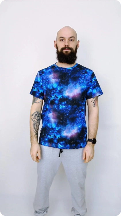 Klasyczny T-shirt męski z rękawem główkowym i dekoltem ze ściągaczem. Materiał: 97% bawełna, 3% elastan – miękki i wygodny.
