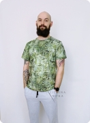 Klasyczny T-shirt męski z rękawem główkowym i dekoltem ze ściągaczem. Materiał: 97% bawełna, 3% elastan – miękki i wygodny.