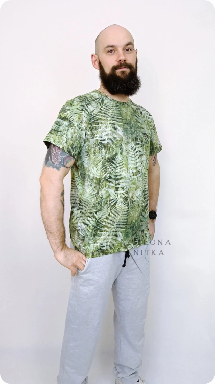 Klasyczny T-shirt męski z rękawem główkowym i dekoltem ze ściągaczem. Materiał: 97% bawełna, 3% elastan – miękki i wygodny.