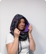 Ciepły i miękki komino-kaptur „Fiolet” z podwójnej dzianiny, chroniący przed mrozem i wiatrem. Materiał: 95% bawełna, 5% elastan. Jeden rozmiar.