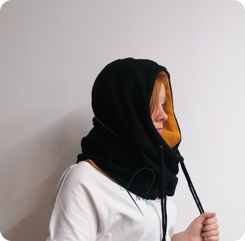 Ciepły i miękki komino-kaptur „Czarno-Miodowy” z podwójnej dzianiny, chroniący przed mrozem i wiatrem. Materiał: 95% bawełna, 5% elastan. Jeden rozmiar.