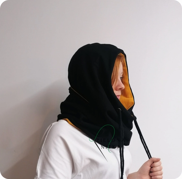 Ciepły i miękki komino-kaptur „Czarno-Miodowy” z podwójnej dzianiny, chroniący przed mrozem i wiatrem. Materiał: 95% bawełna, 5% elastan. Jeden rozmiar.