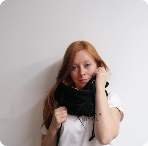 Ciepły i miękki komino-kaptur „Czarno-Miodowy” z podwójnej dzianiny, chroniący przed mrozem i wiatrem. Materiał: 95% bawełna, 5% elastan. Jeden rozmiar.