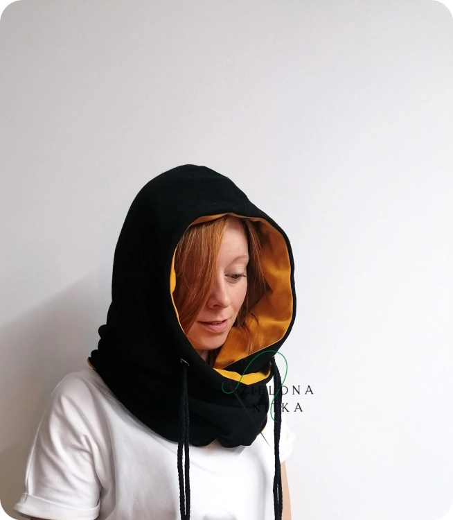 Ciepły i miękki komino-kaptur „Czarno-Miodowy” z podwójnej dzianiny, chroniący przed mrozem i wiatrem. Materiał: 95% bawełna, 5% elastan. Jeden rozmiar.