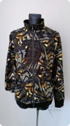 Bluza męska rozpinana ze stójką, wzór geometria. Zamek, kieszenie, rękawy i dół wykończone ściągaczem. Materiał: 97% bawełna, 3% elastan. Wygodna i stylowa.