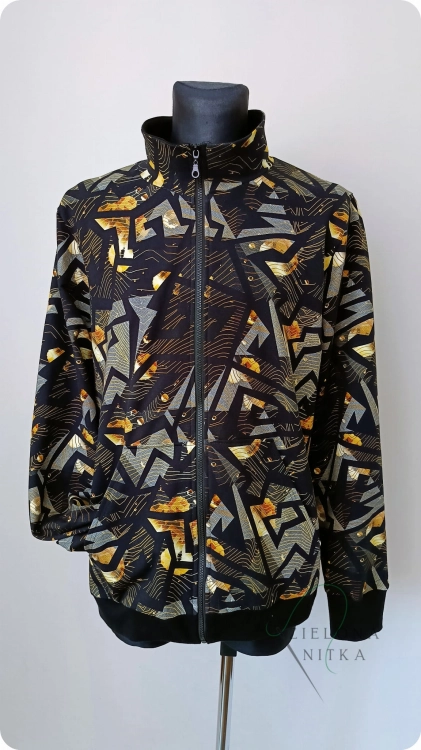 Bluza męska rozpinana ze stójką, wzór geometria. Zamek, kieszenie, rękawy i dół wykończone ściągaczem. Materiał: 97% bawełna, 3% elastan. Wygodna i stylowa.