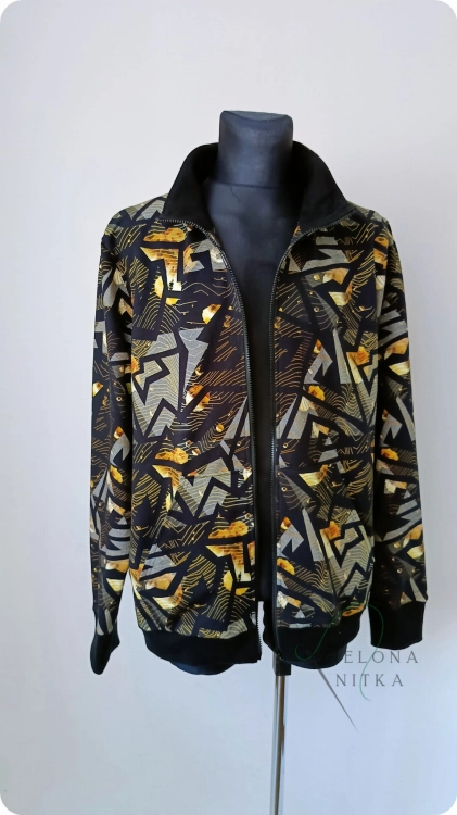 Bluza męska rozpinana ze stójką, wzór geometria. Zamek, kieszenie, rękawy i dół wykończone ściągaczem. Materiał: 97% bawełna, 3% elastan. Wygodna i stylowa.