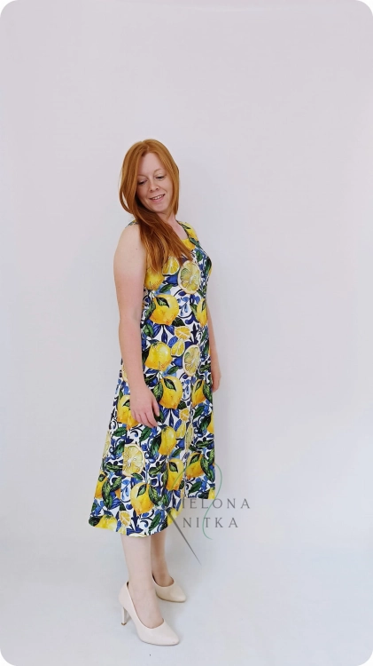 Letnia sukienka LILY w kolorze cytrynowym. Krój A, dopasowana góra, okrągły dekolt, grube ramiączka, tradycyjne podwinięcie dołu. Materiał: 97% bawełna, 3% elastan.
