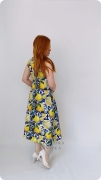 Letnia sukienka LILY w kolorze cytrynowym. Krój A, dopasowana góra, okrągły dekolt, grube ramiączka, tradycyjne podwinięcie dołu. Materiał: 97% bawełna, 3% elastan.