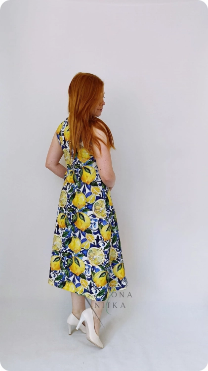 Letnia sukienka LILY w kolorze cytrynowym. Krój A, dopasowana góra, okrągły dekolt, grube ramiączka, tradycyjne podwinięcie dołu. Materiał: 97% bawełna, 3% elastan.