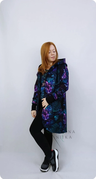 Stylowa bluza damska PAULA DZUNGLA z rękawem kimonowym, dużym kapturem i asymetrycznym dołem. Wygodna, z zamkiem rozdzielczym i praktycznymi kieszeniami – idealna na co dzień!