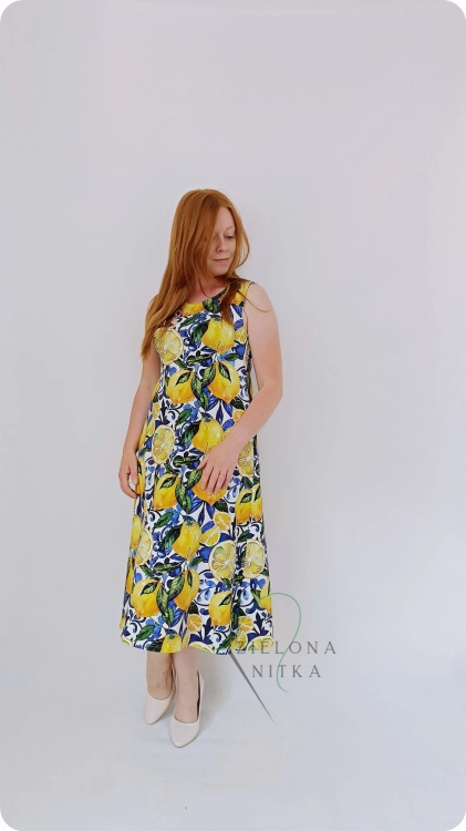Letnia sukienka LILY w kolorze cytrynowym. Krój A, dopasowana góra, okrągły dekolt, grube ramiączka, tradycyjne podwinięcie dołu. Materiał: 97% bawełna, 3% elastan.