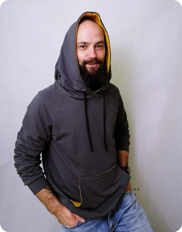 Bluza męska kangurka szaro-miodowa z raglanowym rękawem, dużym kapturem, kieszenią z przodu i ściągaczami. Materiał: 97% bawełna, 3% elastan.
