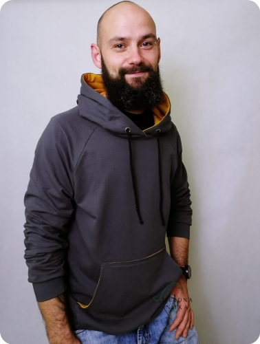 Bluza męska kangurka szaro-miodowa z raglanowym rękawem, dużym kapturem, kieszenią z przodu i ściągaczami. Materiał: 97% bawełna, 3% elastan.