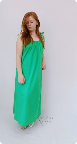 Letnia sukienka  zielona BALI  o kroju A-line. Wąskie ramiączka, okrągły dekolt z marszczeniem z przodu, głęboki dekolt z tyłu. Materiał: bawełna 97%, elastan 3%.