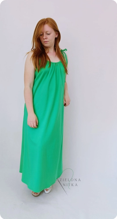Letnia sukienka  zielona BALI  o kroju A-line. Wąskie ramiączka, okrągły dekolt z marszczeniem z przodu, głęboki dekolt z tyłu. Materiał: bawełna 97%, elastan 3%.