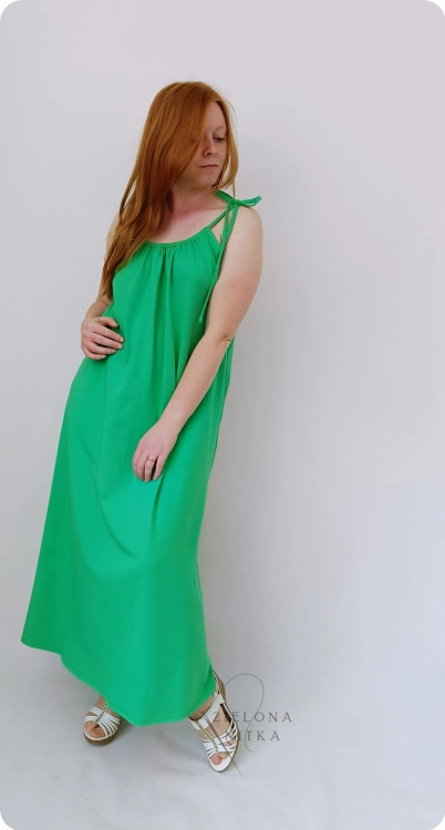 Letnia sukienka  zielona BALI  o kroju A-line. Wąskie ramiączka, okrągły dekolt z marszczeniem z przodu, głęboki dekolt z tyłu. Materiał: bawełna 97%, elastan 3%.