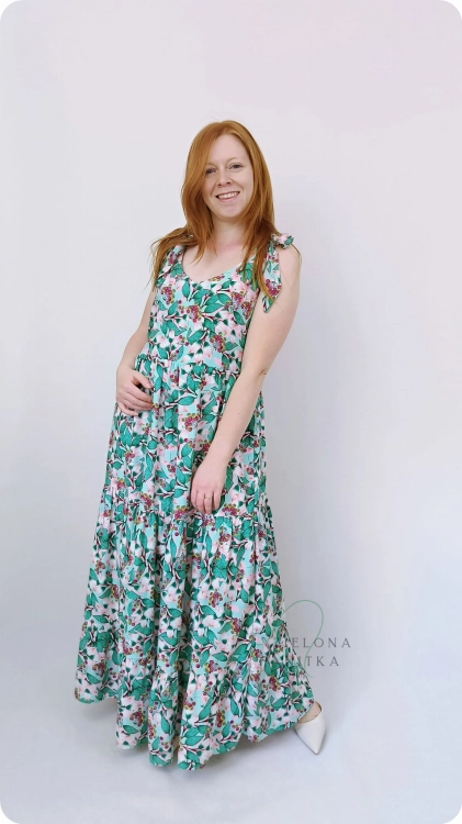 Sukienka damska  MAXI FRANCESCA zielona, z dekoltem V, szerokimi wiązanymi ramiączkami i falbanami. Materiał: 100% wiskoza – lekka i zwiewna, idealna na lato.
