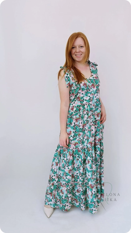 Sukienka damska  MAXI FRANCESCA zielona, z dekoltem V, szerokimi wiązanymi ramiączkami i falbanami. Materiał: 100% wiskoza – lekka i zwiewna, idealna na lato.