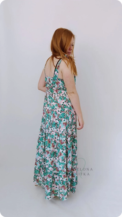 Sukienka damska  MAXI FRANCESCA zielona, z dekoltem V, szerokimi wiązanymi ramiączkami i falbanami. Materiał: 100% wiskoza – lekka i zwiewna, idealna na lato.