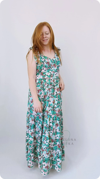 Sukienka damska  MAXI FRANCESCA zielona, z dekoltem V, szerokimi wiązanymi ramiączkami i falbanami. Materiał: 100% wiskoza – lekka i zwiewna, idealna na lato.