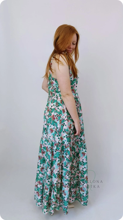 Sukienka damska  MAXI FRANCESCA zielona, z dekoltem V, szerokimi wiązanymi ramiączkami i falbanami. Materiał: 100% wiskoza – lekka i zwiewna, idealna na lato.