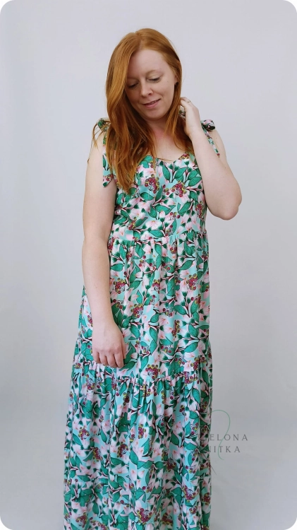 Sukienka damska  MAXI FRANCESCA zielona, z dekoltem V, szerokimi wiązanymi ramiączkami i falbanami. Materiał: 100% wiskoza – lekka i zwiewna, idealna na lato.