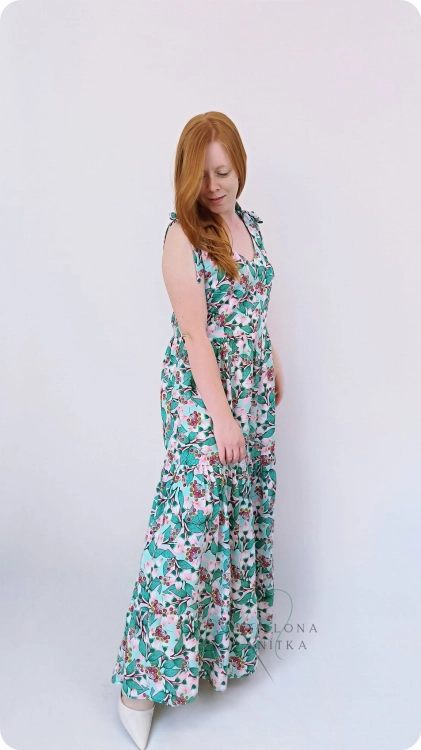 Sukienka damska  MAXI FRANCESCA zielona, z dekoltem V, szerokimi wiązanymi ramiączkami i falbanami. Materiał: 100% wiskoza – lekka i zwiewna, idealna na lato.